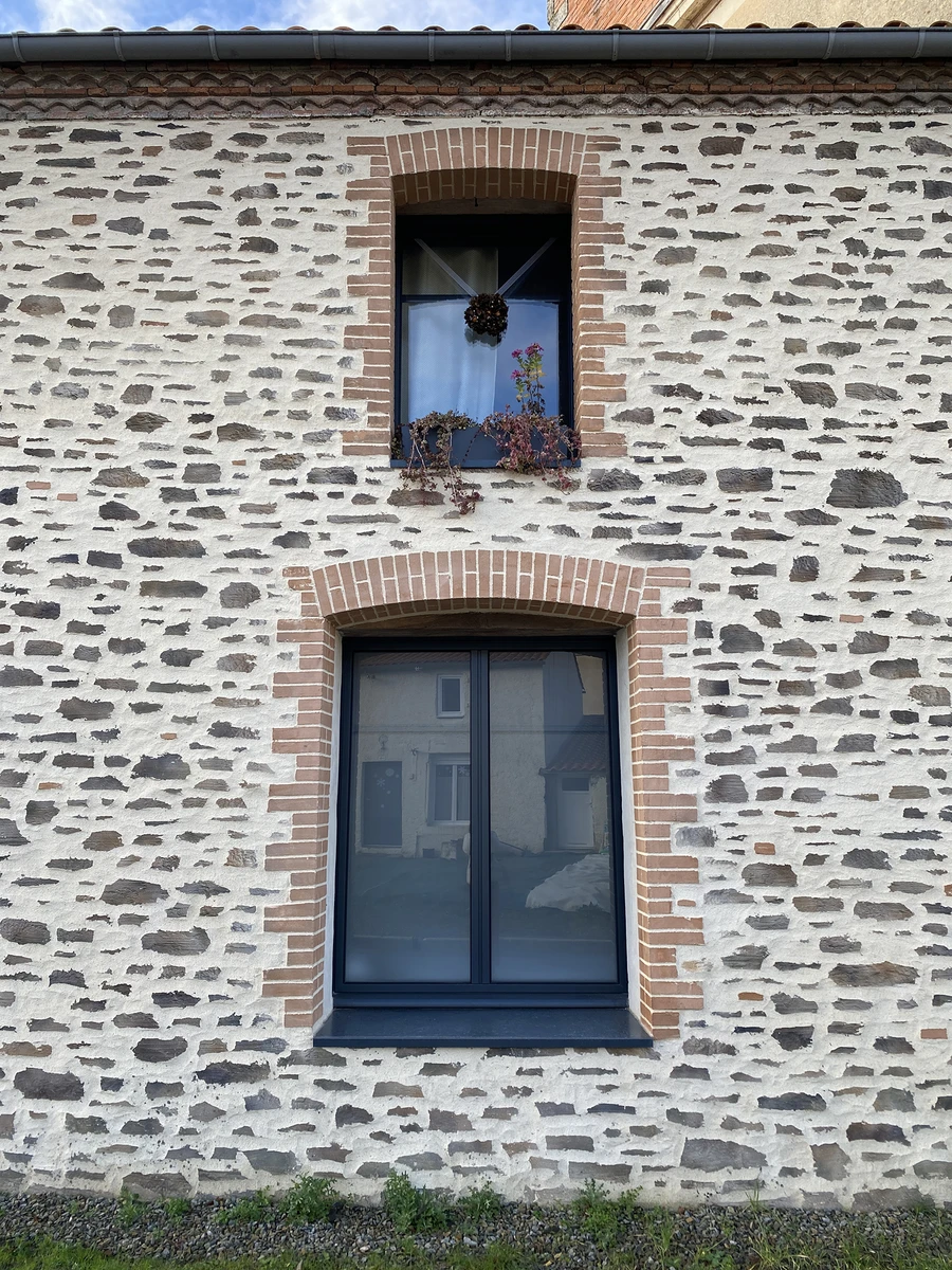 Comment éviter l'effet "faux mur" avec un enduit imitation pierre ?