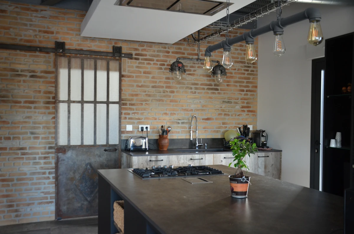 Maison moderne et mur en pierre : une association qui fonctionne