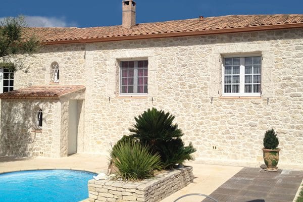 Maison traditionnelle du sud avec DECOPIERRE et piscine