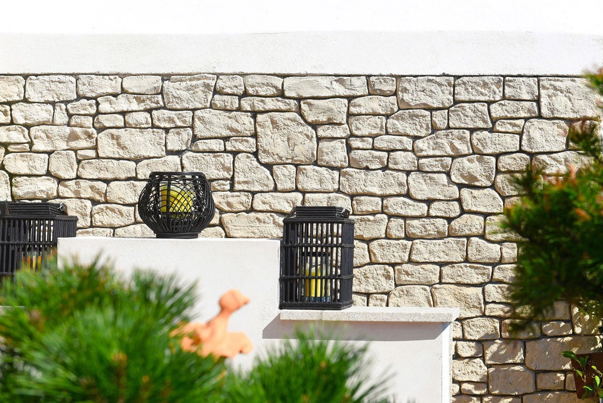 Mur imitation pierre sur mesure : un rendu unique adapté à votre maison